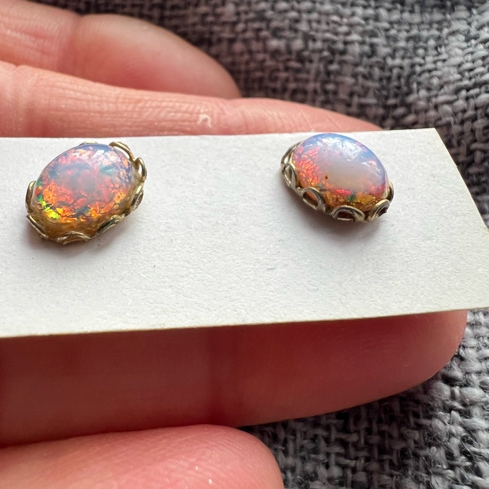 Elegant Opal Stud Earrings in Gold Setting - Picture 3 of 3